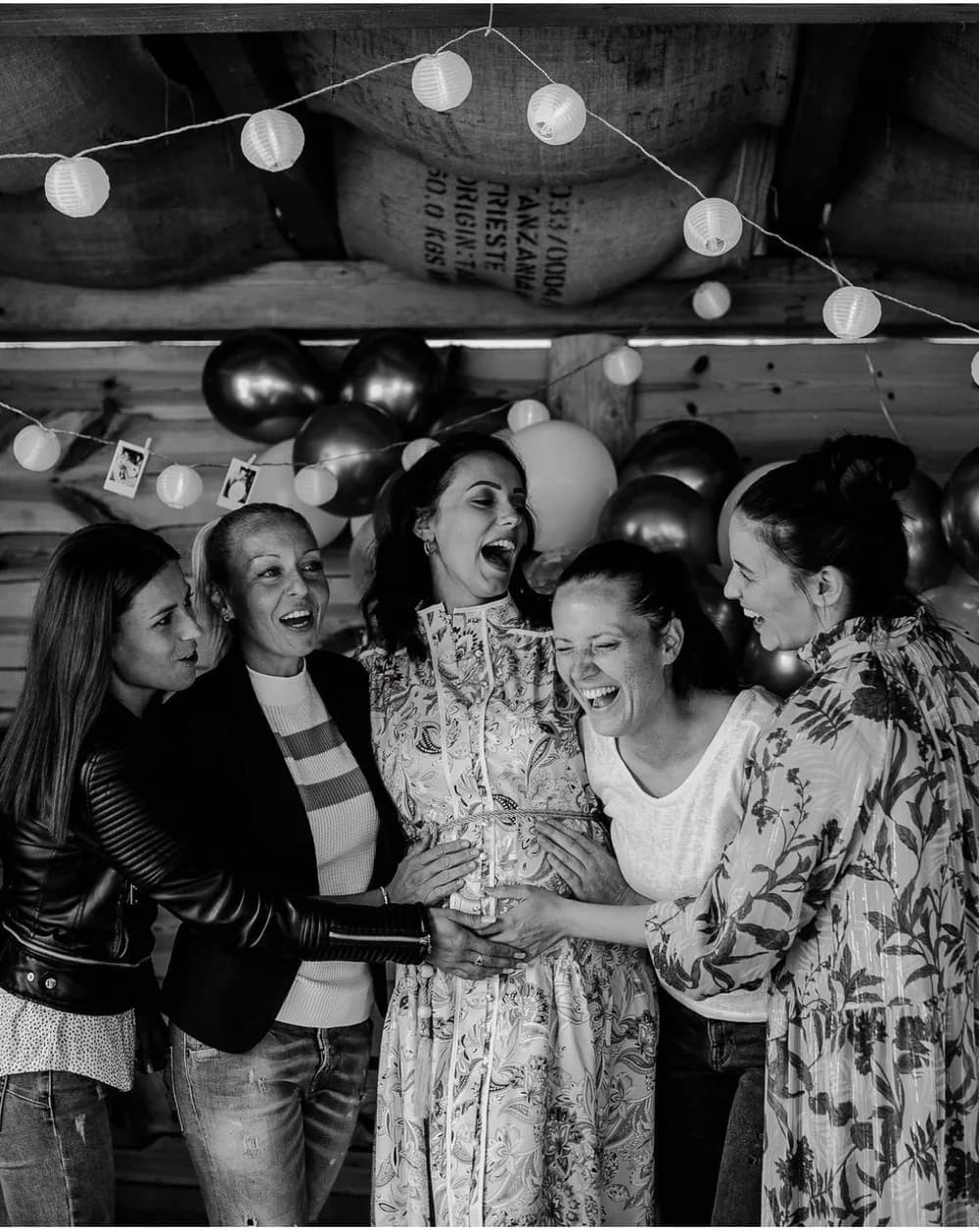 Prijateljice se smejijo ob bodoči mamici na baby showerju